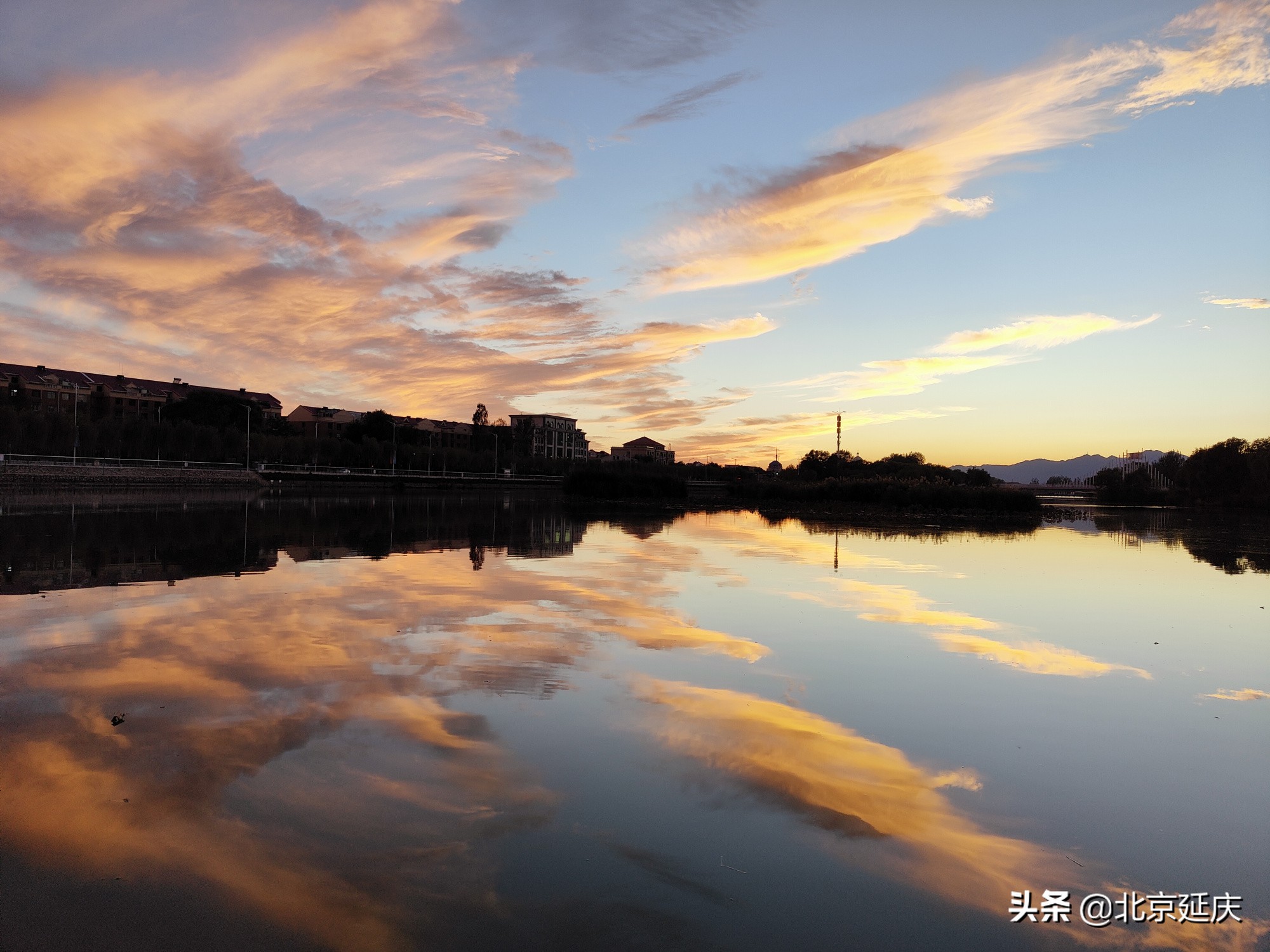 北京延庆：落日余晖波光映 扮靓最美冬奥城