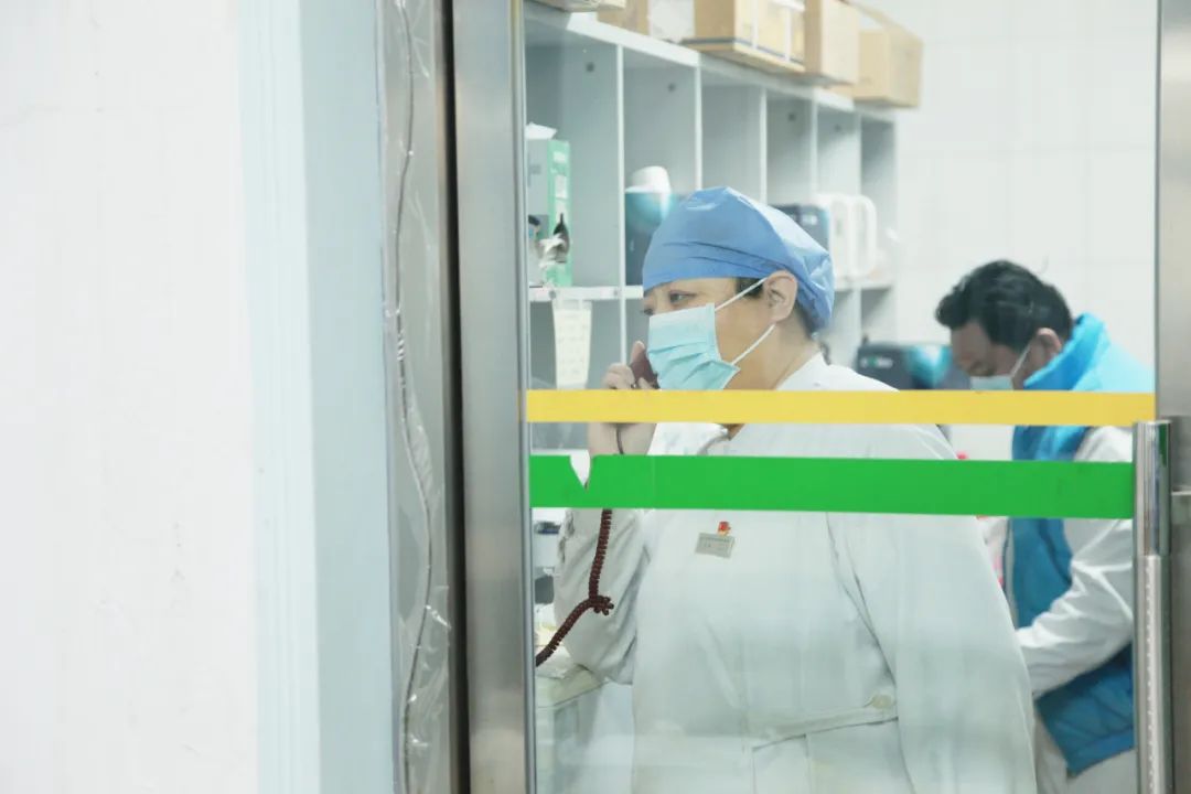 “作为一名护士长，关键时刻就要顶得上去”