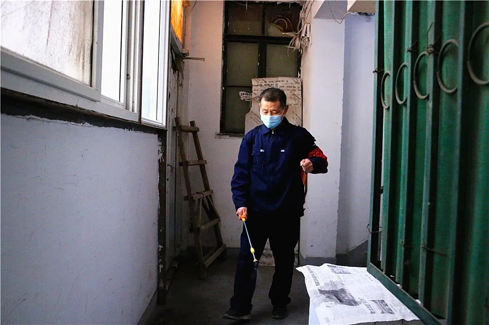 “疫”线讲述：8平米小屋为“家”，百余天守候夜归人