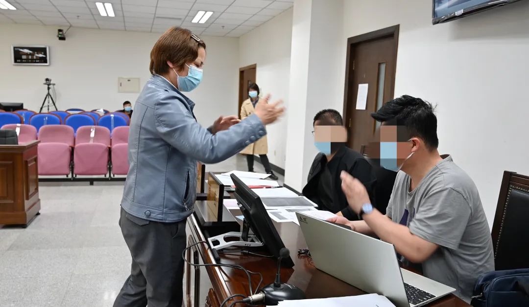 聋哑人听得见的“慢庭审”