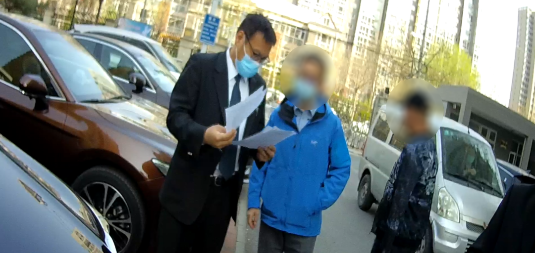 一通电话，执行法官扣下两辆车