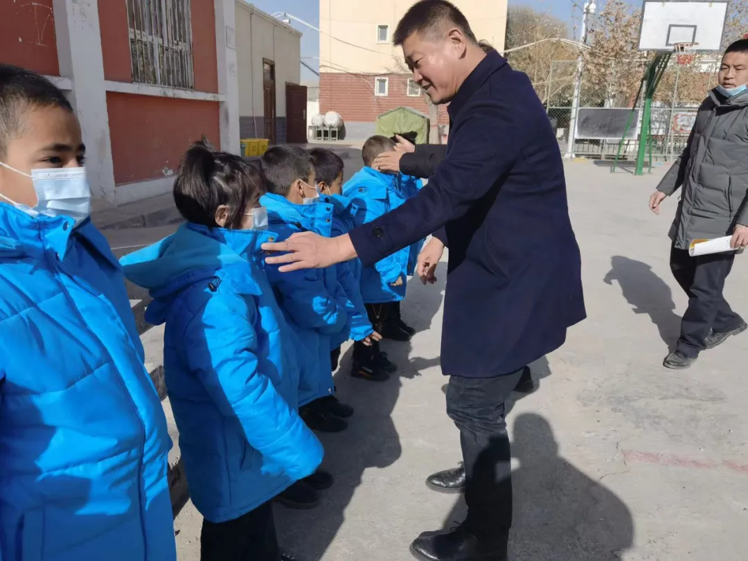 冬衣送暖 情注边疆