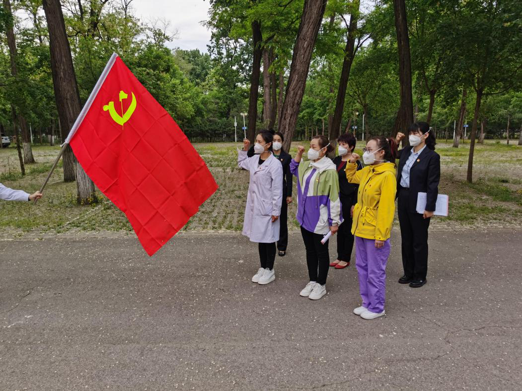 把党旗插在战疫一线