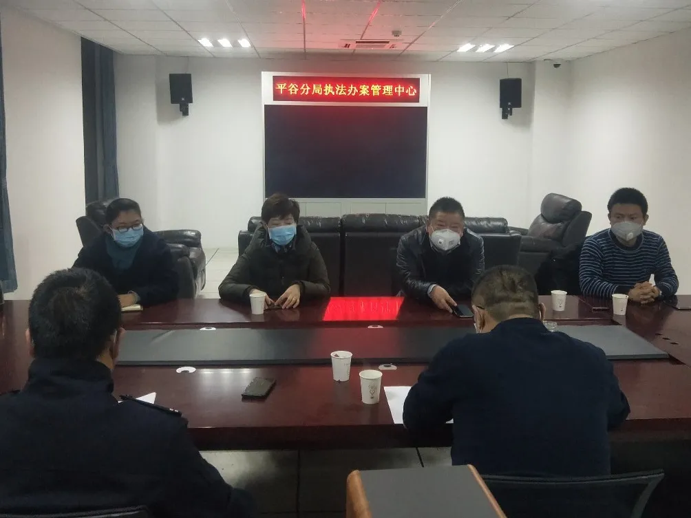 与时间赛跑，党旗在战疫一线高高飘扬！