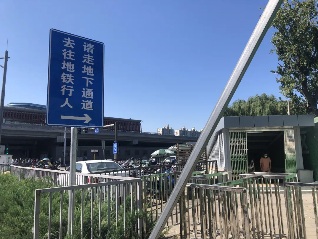 首都交警护出行 朝阳双桥桥下非机动车“斑马线”首次亮相