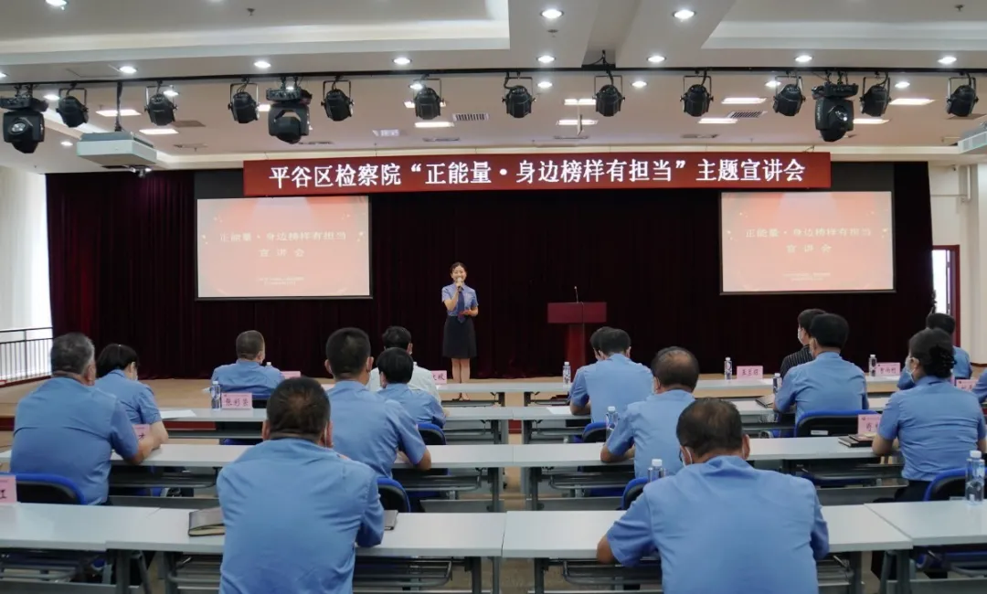 与时间赛跑，党旗在战疫一线高高飘扬！