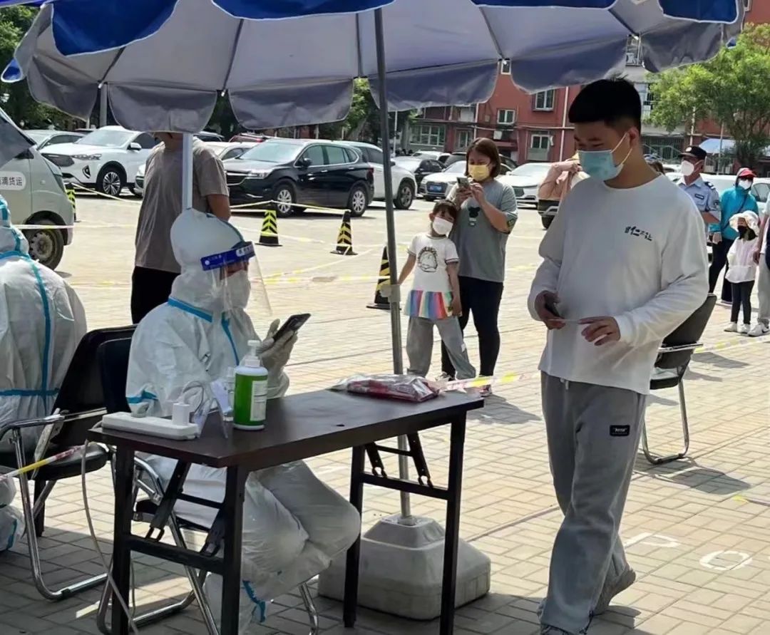 “三农”干部下沉社区，共筑抗疫“红色防线”