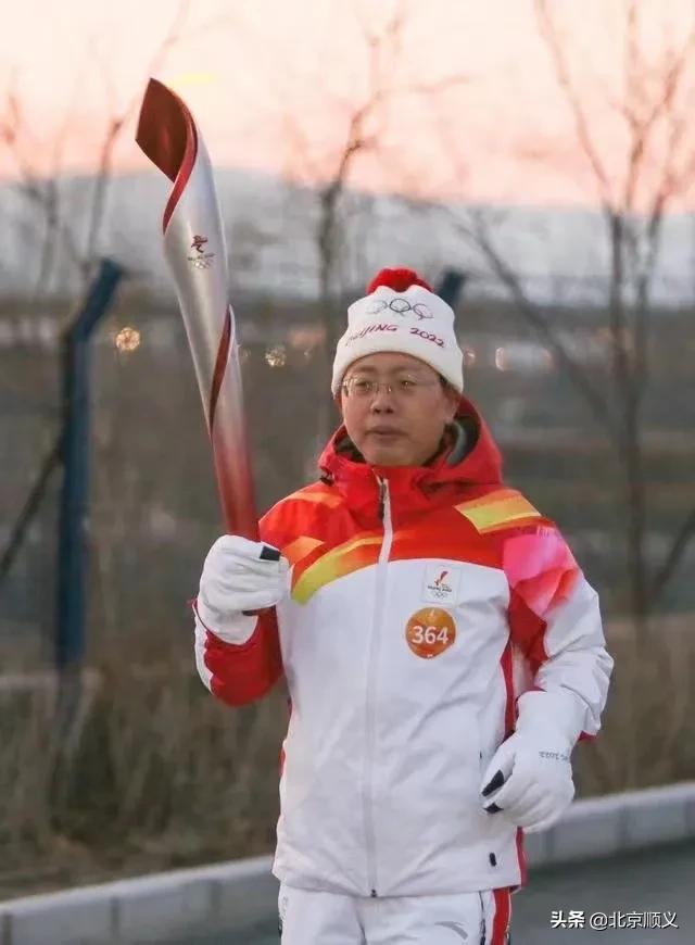 在北京冬奥公园，顺义区教育卫生等领域一线代表顺利完成火炬传递任务