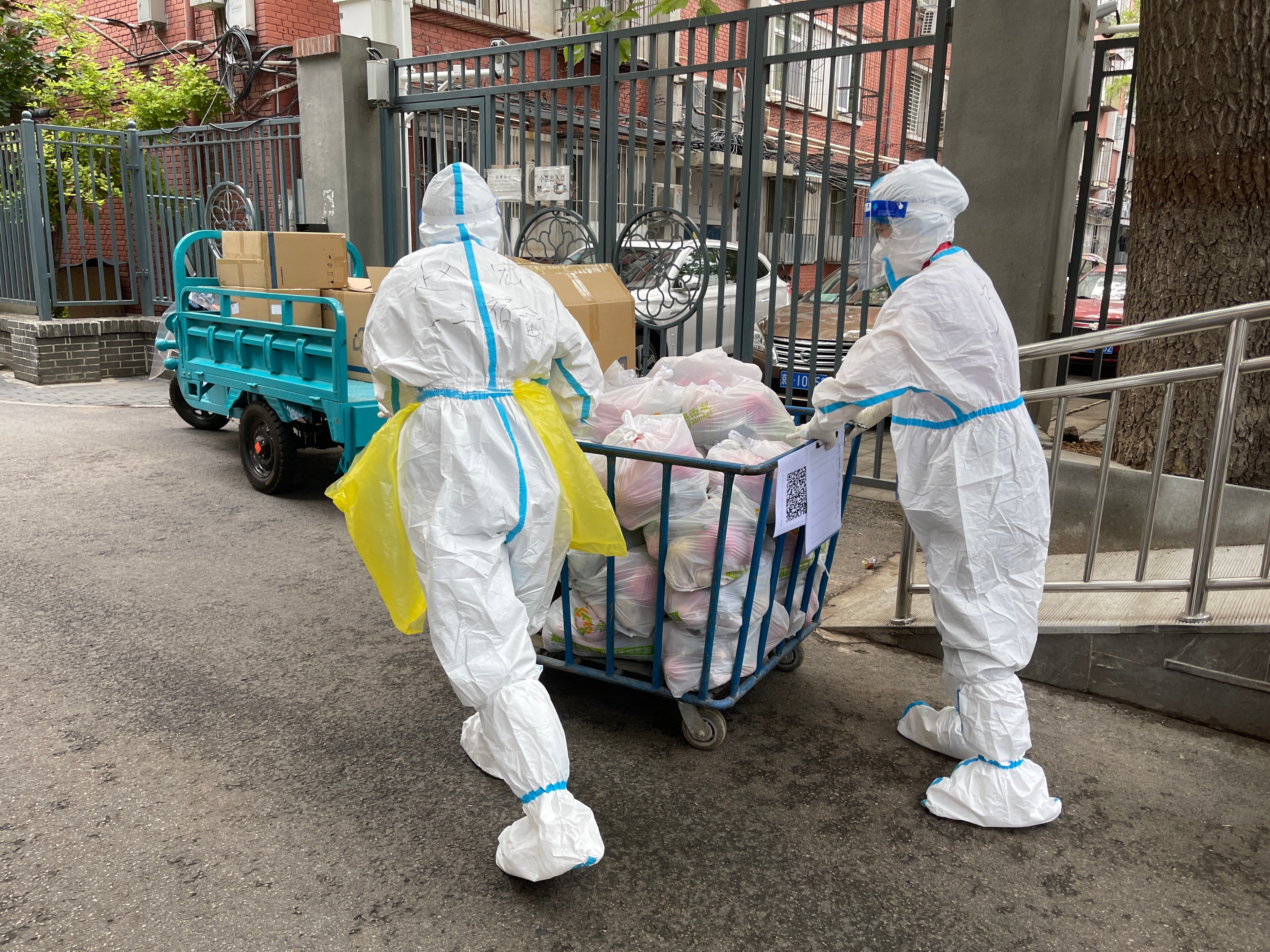 1200余份“爱心蔬菜包”送到居民家门口