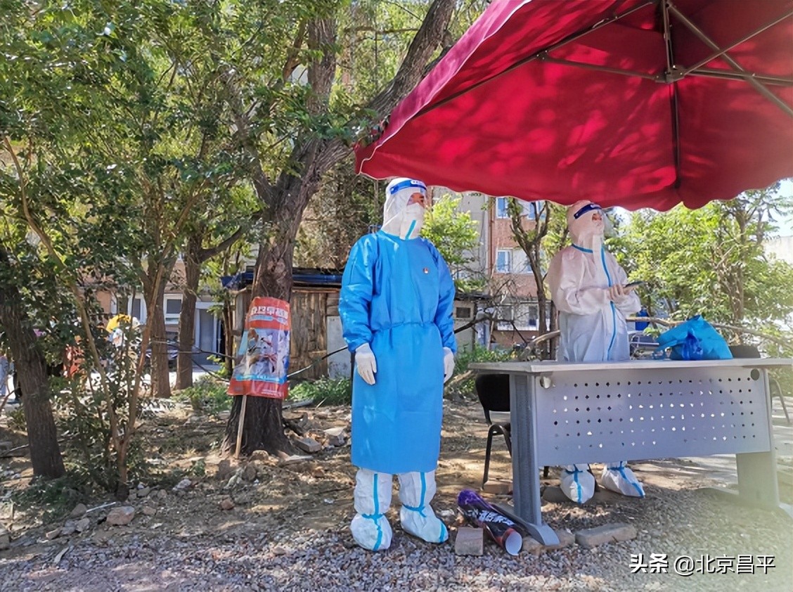 烈日下，他们是不惧“烤”验的“大白”