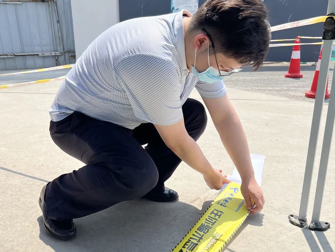 “防疫两米线”化身“普法提示条”！这里的下沉干警普法有一套