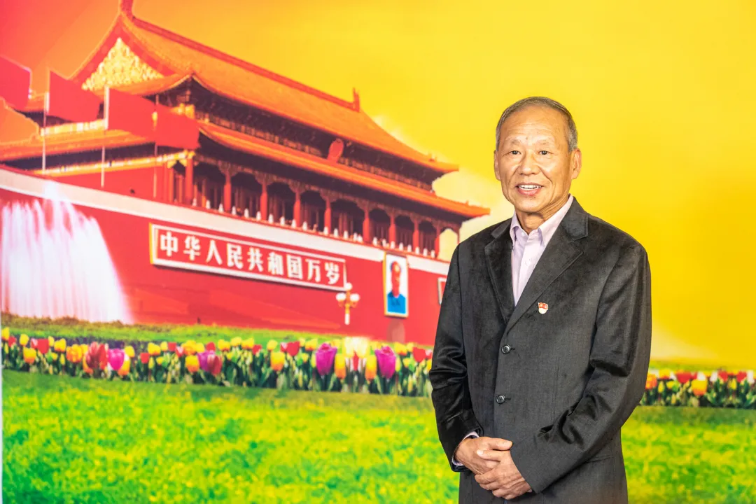 老兵拍摄生日照与祖国共庆生