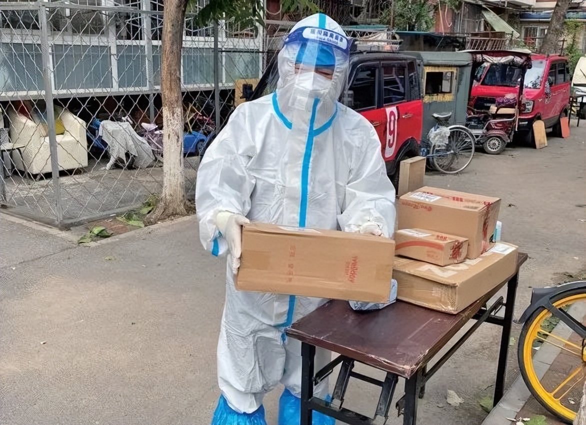 东城严格做好封管控区规范管理和服务保障，“大白”郑重承诺：“无论大事小事，我们都管！”