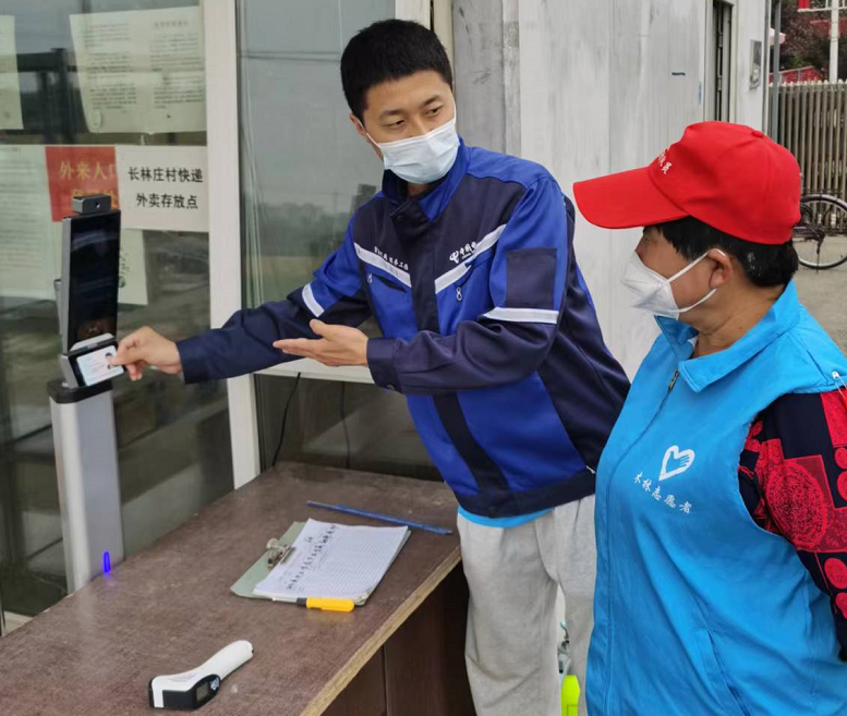 防控“神器”上岗，筑牢村口防疫安全线