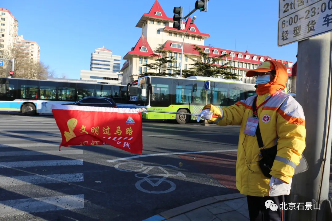 打造交通路口文明引导“示范岗”，推进文明引导常态化