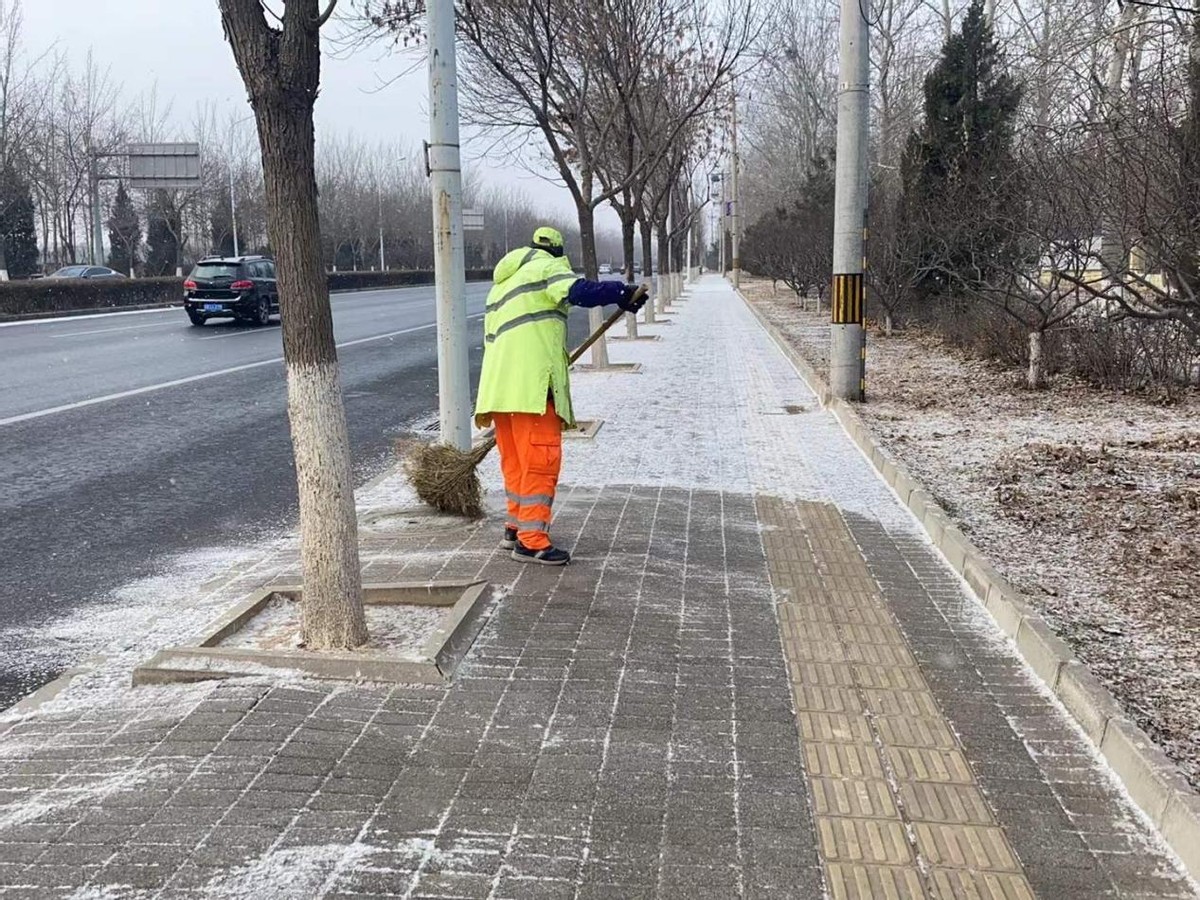 迎风逆行 丰台区环卫中心铲冰除雪保障道路畅通