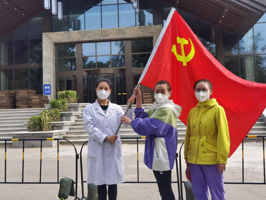 把党旗插在战疫一线