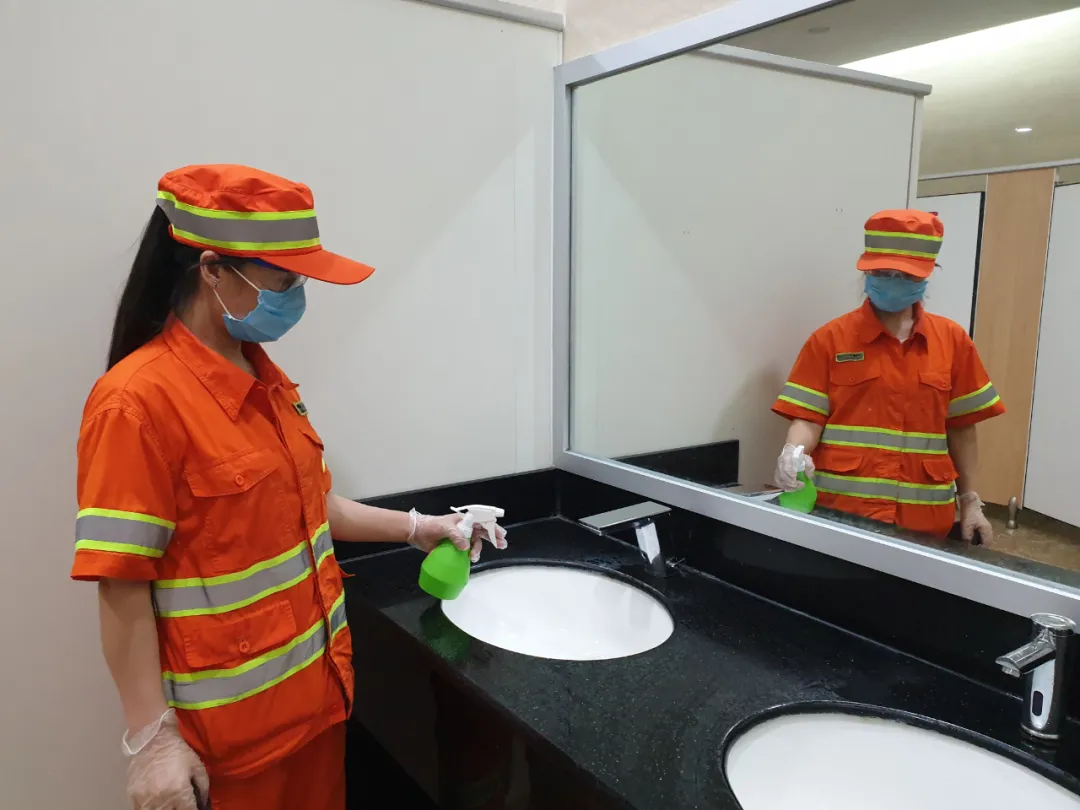 记者走一线 | 每半小时消杀一次，确保公厕卫生安全