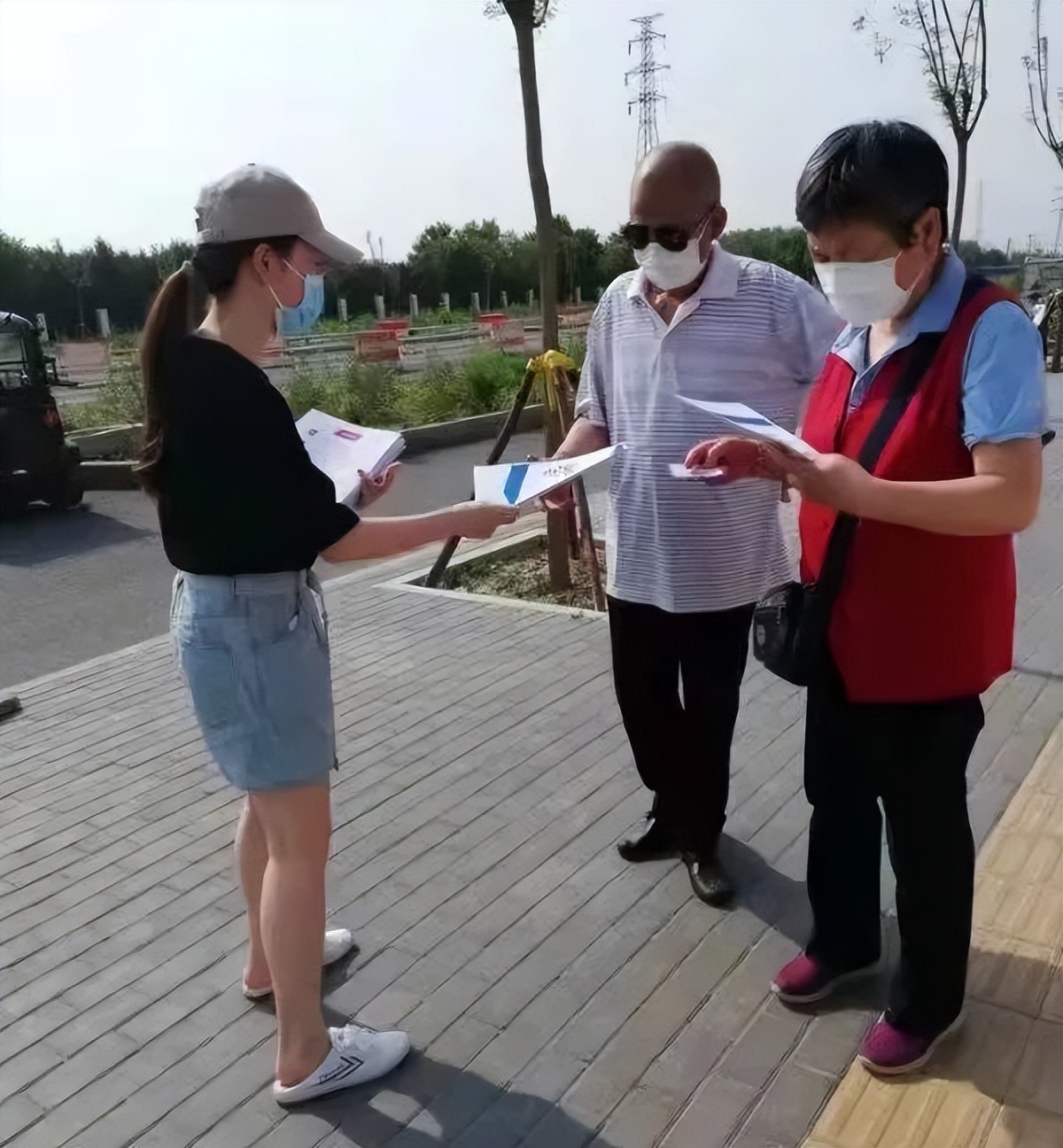 下沉抗疫干警顺道给社区居民“闪送”了一份养老防诈攻略