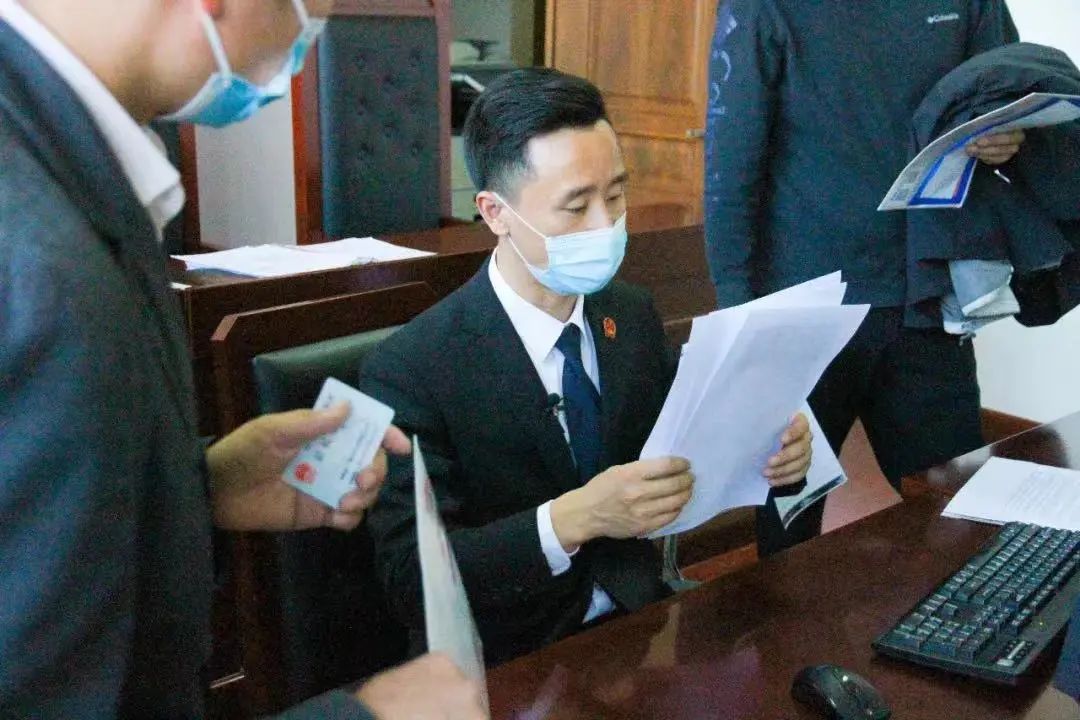 菜刀、板砖、恶语相向……面对危险11年，他执行到位资金15亿元