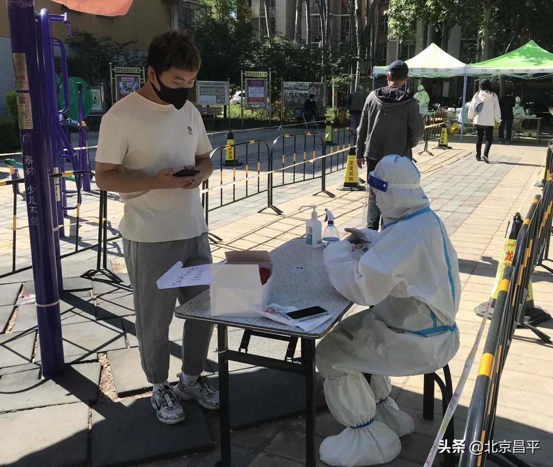 管控区居民为端午坚守的“大白”表心意， 倡议书写到心坎里