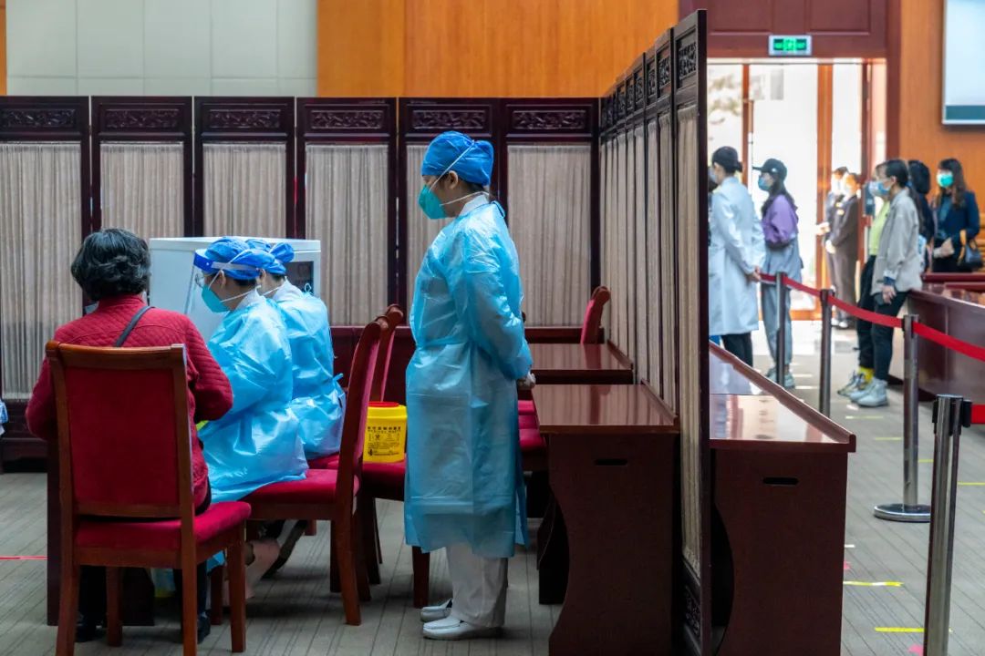 东城区疫苗接种服务送进辖区单位，为离退休老年人打疫苗