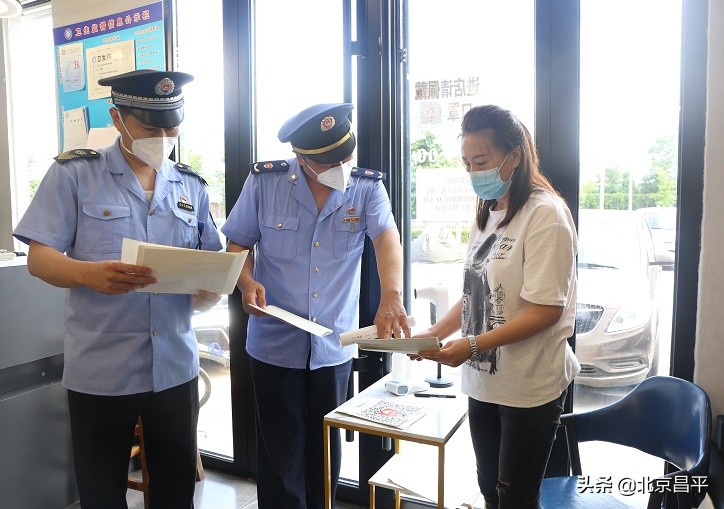 昌平区小汤山推出“红黑榜”，推动疫情防控更严更实