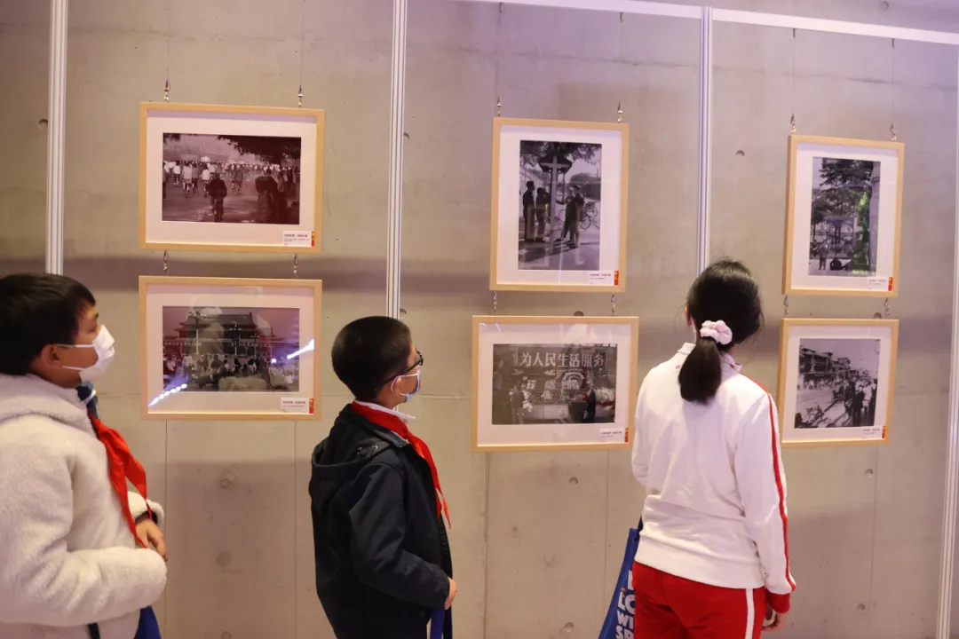 第五届北京纪实影像周“光影·冰雪纪实展”亮相龙潭中湖公园