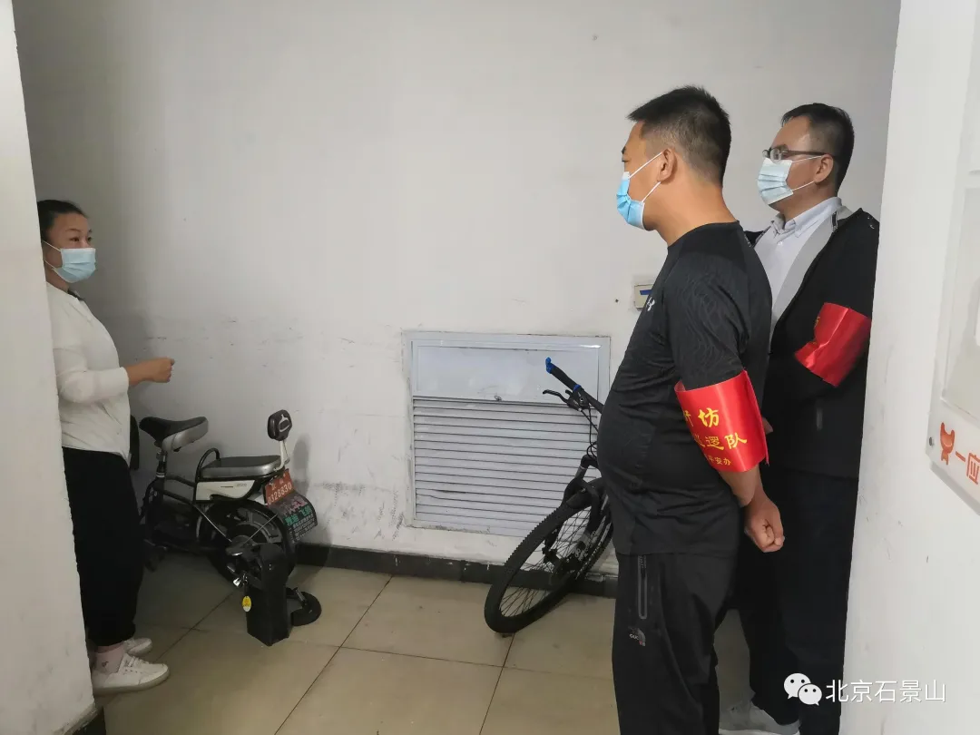 石景山区组织开展“双报到”暨“新时代文明实践推动日”周末大扫除活动