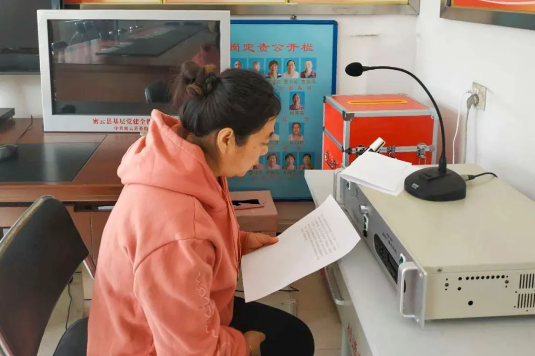 密云区巨各庄镇：防火扫除两不误 秋日最美酒乡路