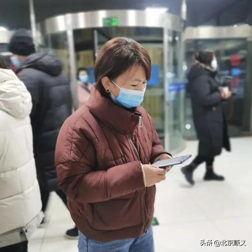 【“疫”线通讯】“国门先锋突击队”红旗在丰台核酸检测现场飘扬！