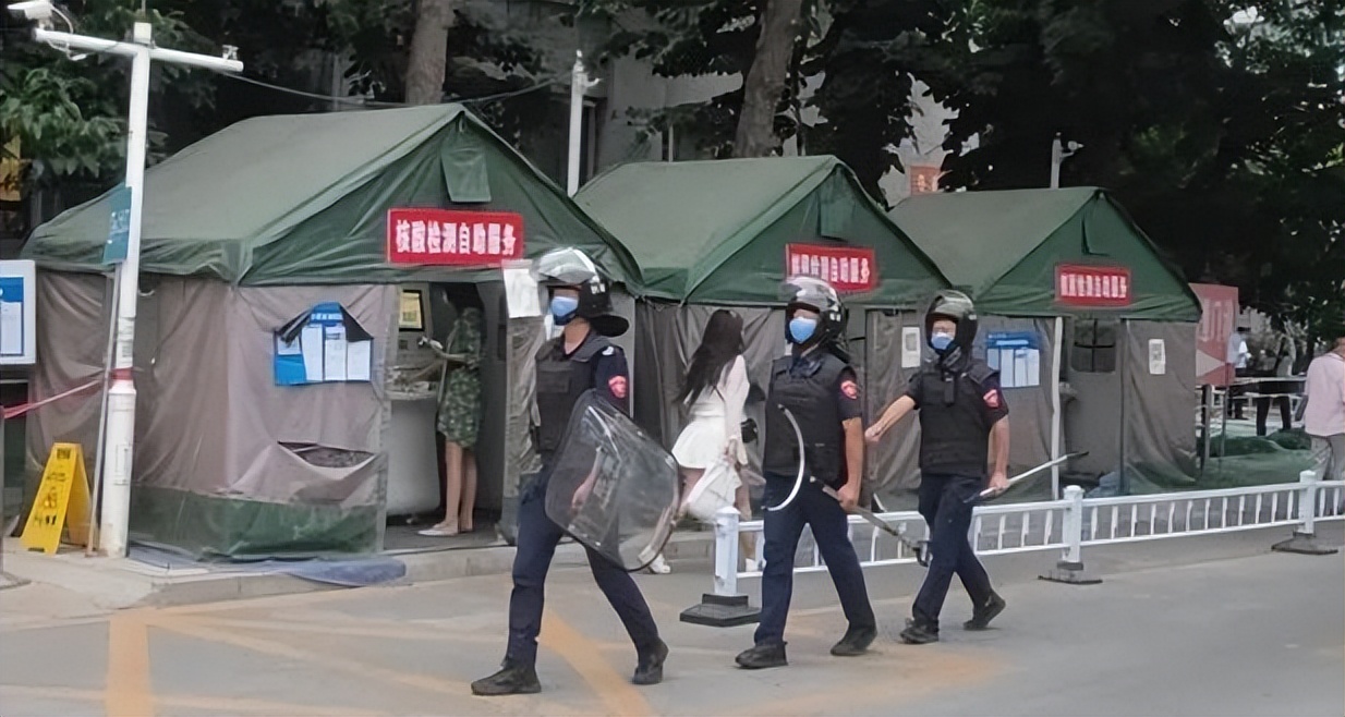 硬核担当 暖心守护的“疫”线保安员