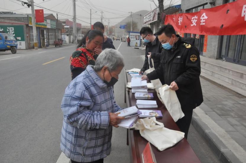 密云区新城子镇开展“守护安全，畅通消费”3.15主题宣传活动