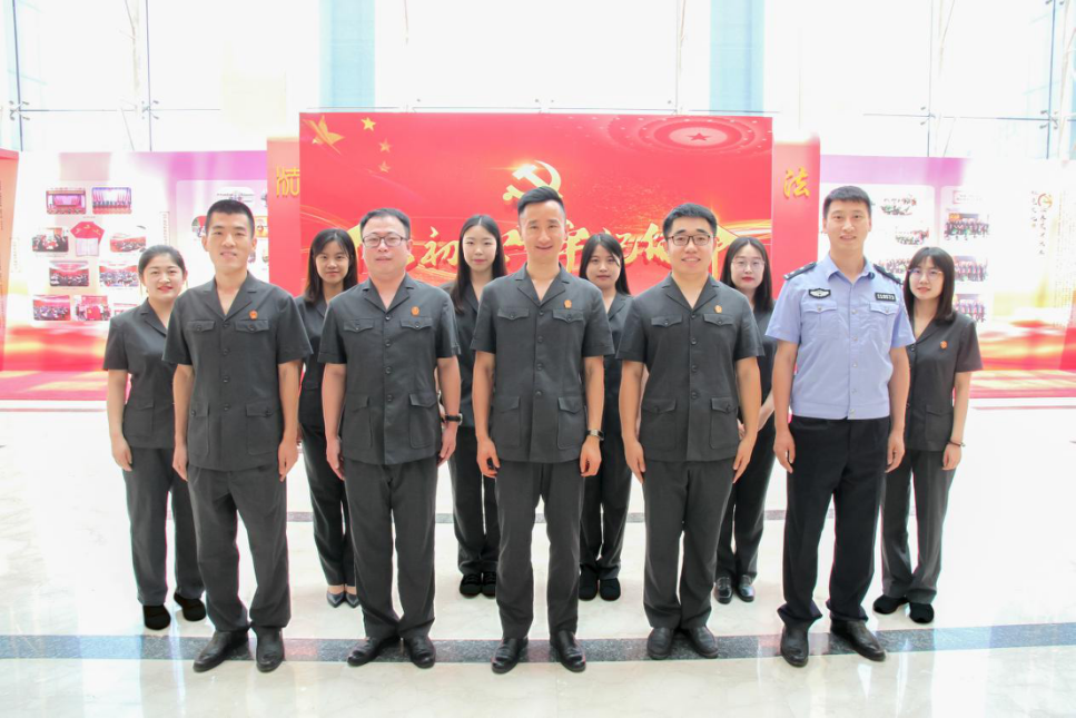 菜刀、板砖、恶语相向……面对危险11年，他执行到位资金15亿元