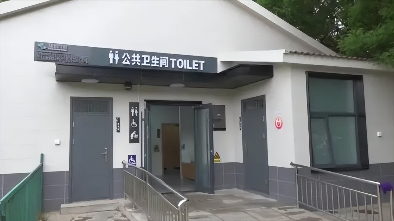 公厕保洁消杀再“升级”，筑牢防疫安全屏障