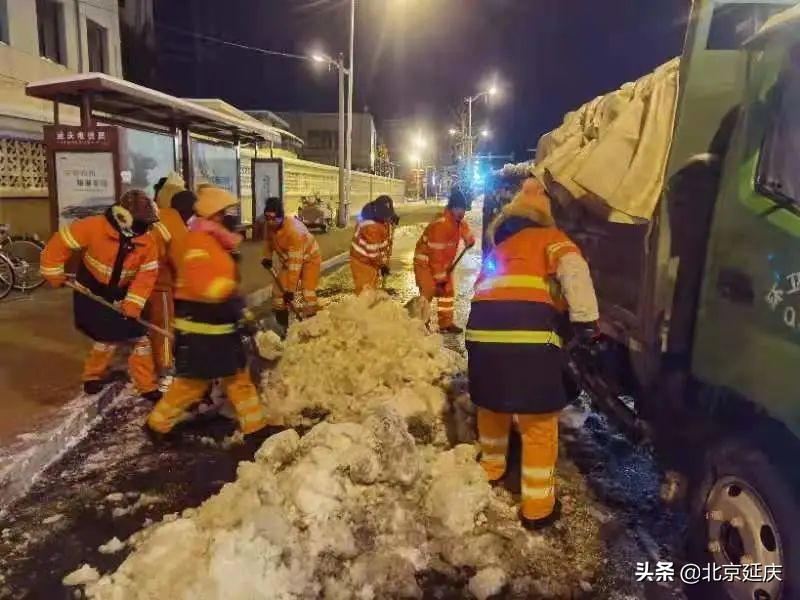 延庆环卫工人连夜扫雪，致敬那些在风雪中为我们坚守的人