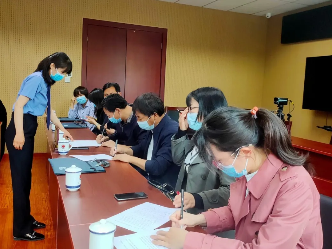 一场公开听证会后，他给平谷检察院写了首“七赞”