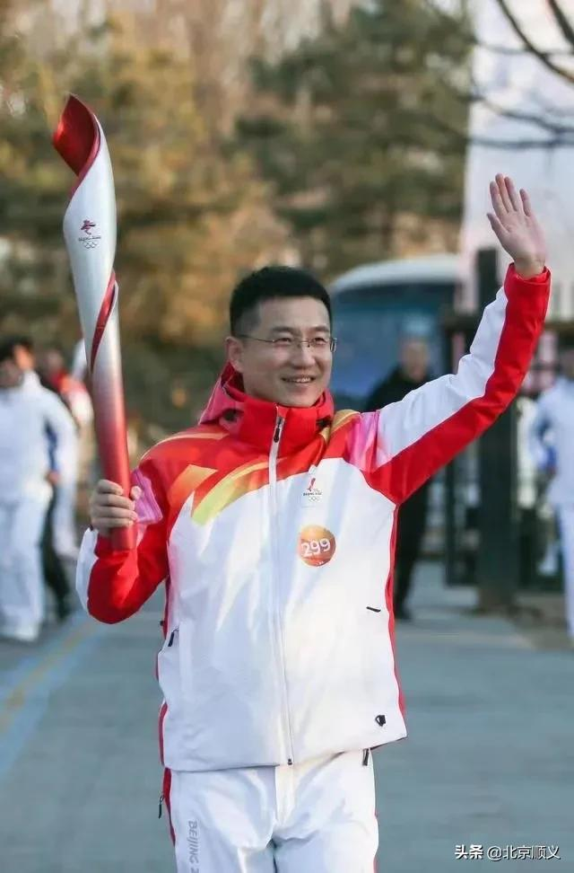 在北京冬奥公园，顺义区教育卫生等领域一线代表顺利完成火炬传递任务