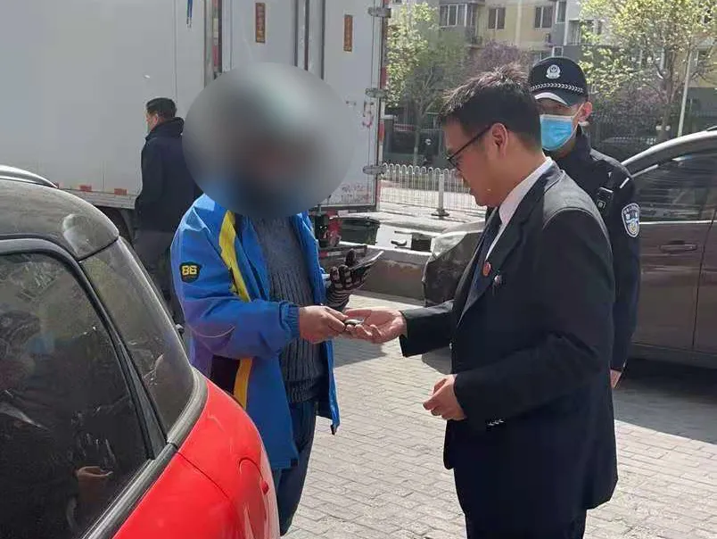 一通电话，执行法官扣下两辆车