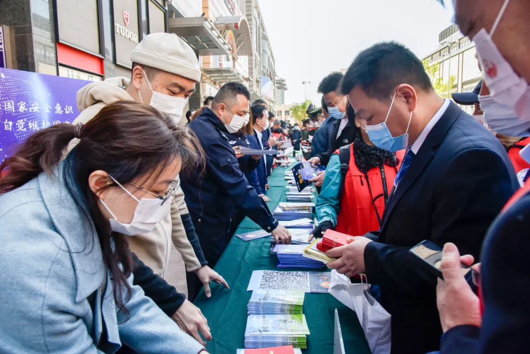 东城区全民国家安全教育日主题活动现场“摆摊”答疑，国家安全知识来了解一下～