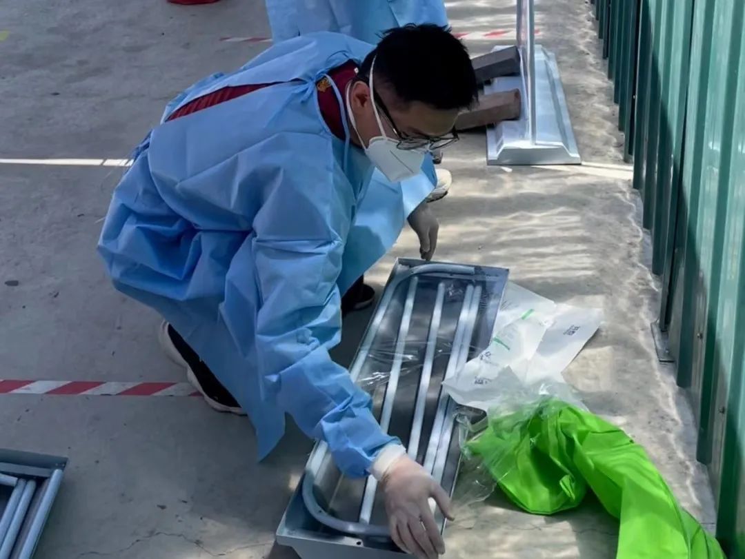 “防疫两米线”化身“普法提示条”！这里的下沉干警普法有一套