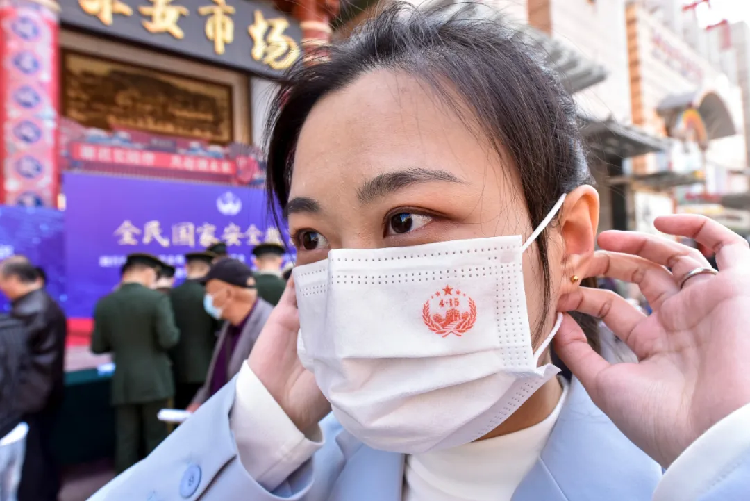 东城区全民国家安全教育日主题活动现场“摆摊”答疑，国家安全知识来了解一下～