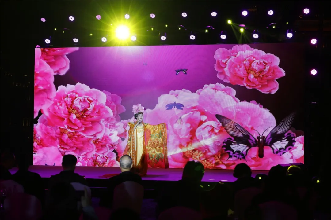 明城墙上吟诗赏月，东城居民感受中秋传统味儿