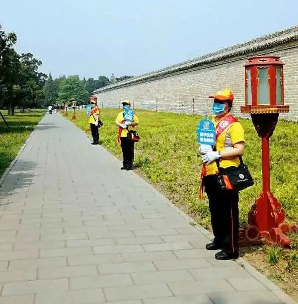 东城区公共文明引导员“五一”期间开展假日志愿服务活动