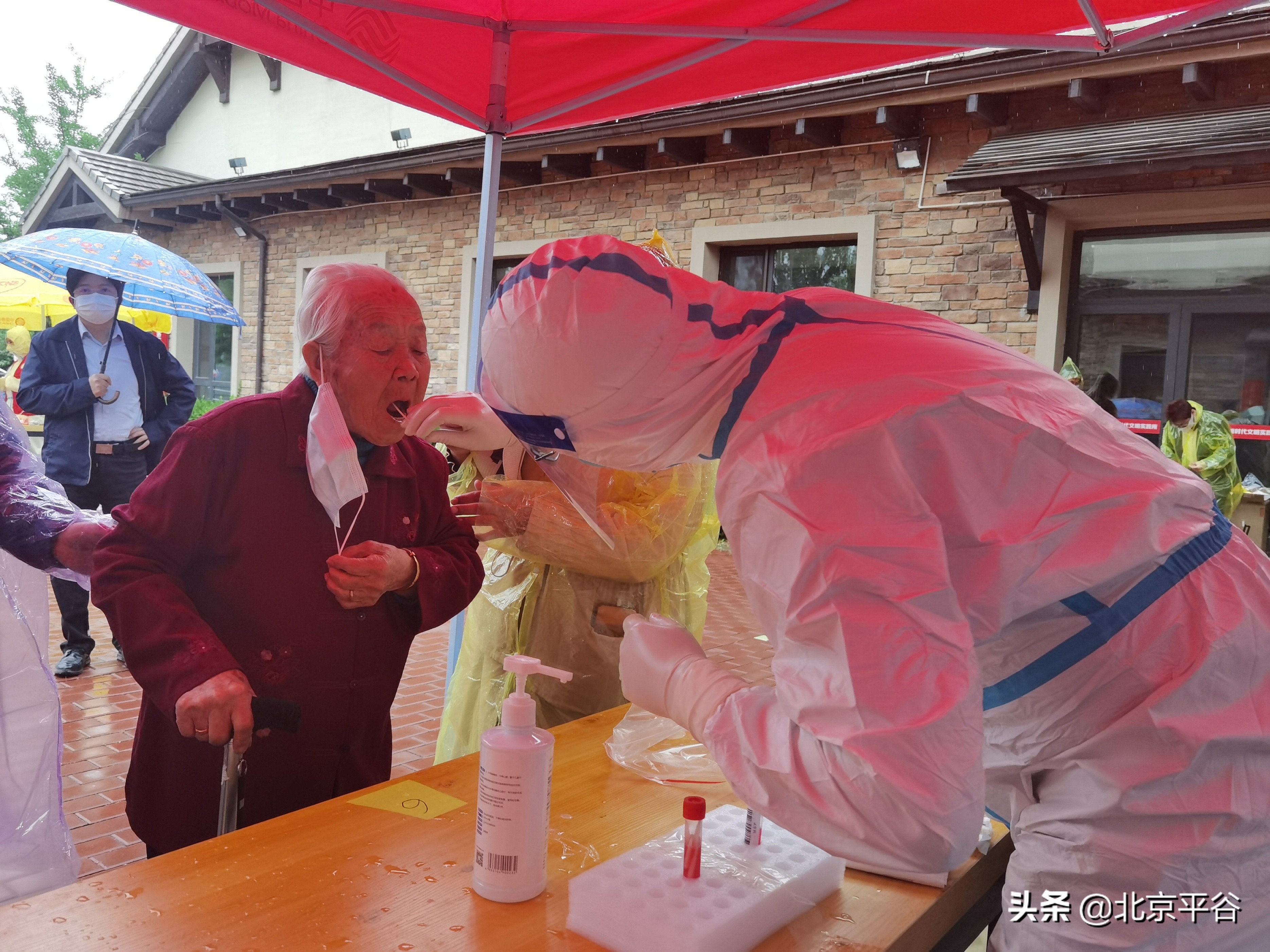 平谷这位百岁老人不仅全程接种疫苗 还坚持到现场做核酸