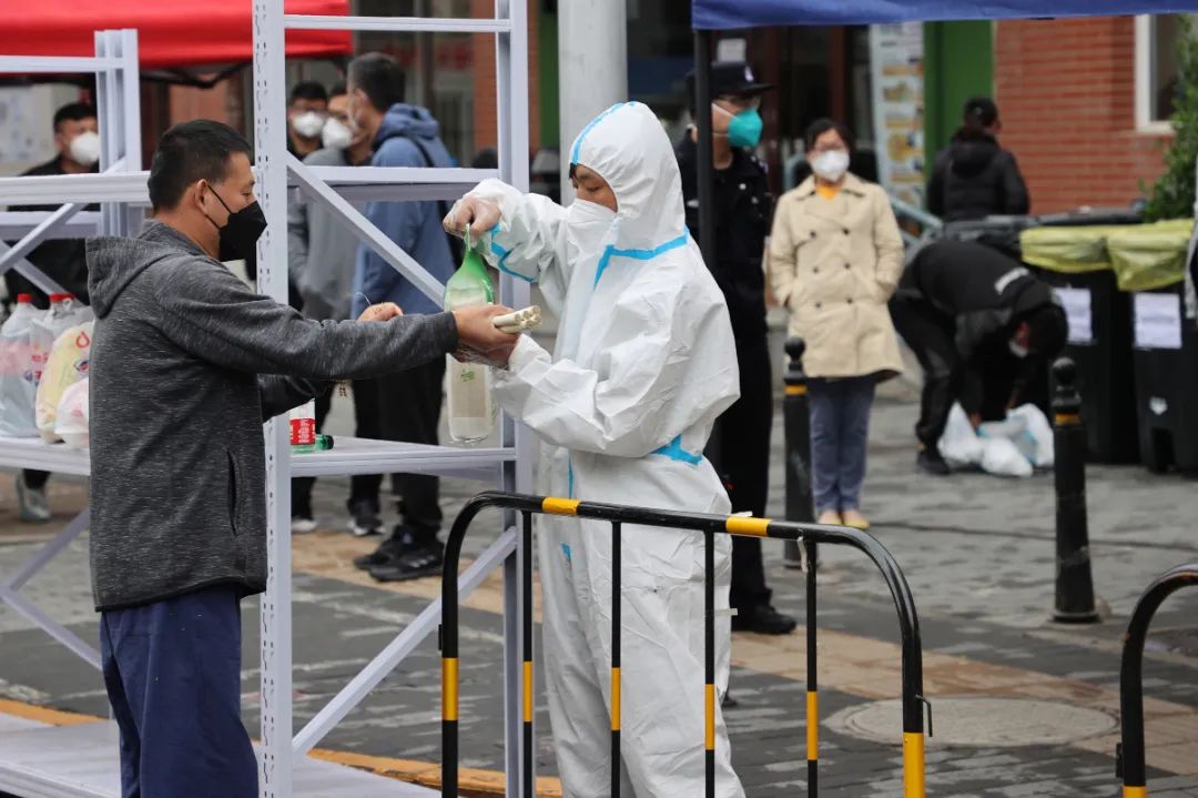 34个温馨服务团队，全力保障广渠家园封控区、管控区居民日常生活