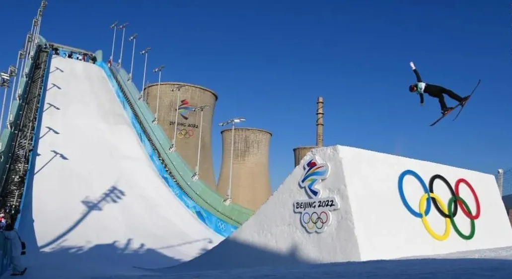 “很酷，背景是山脉、庙宇、城市和钢铁厂！”中外选手盛赞首钢滑雪大跳台