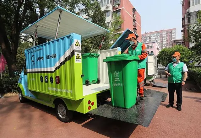 新型垃圾收集车亮相东城社区