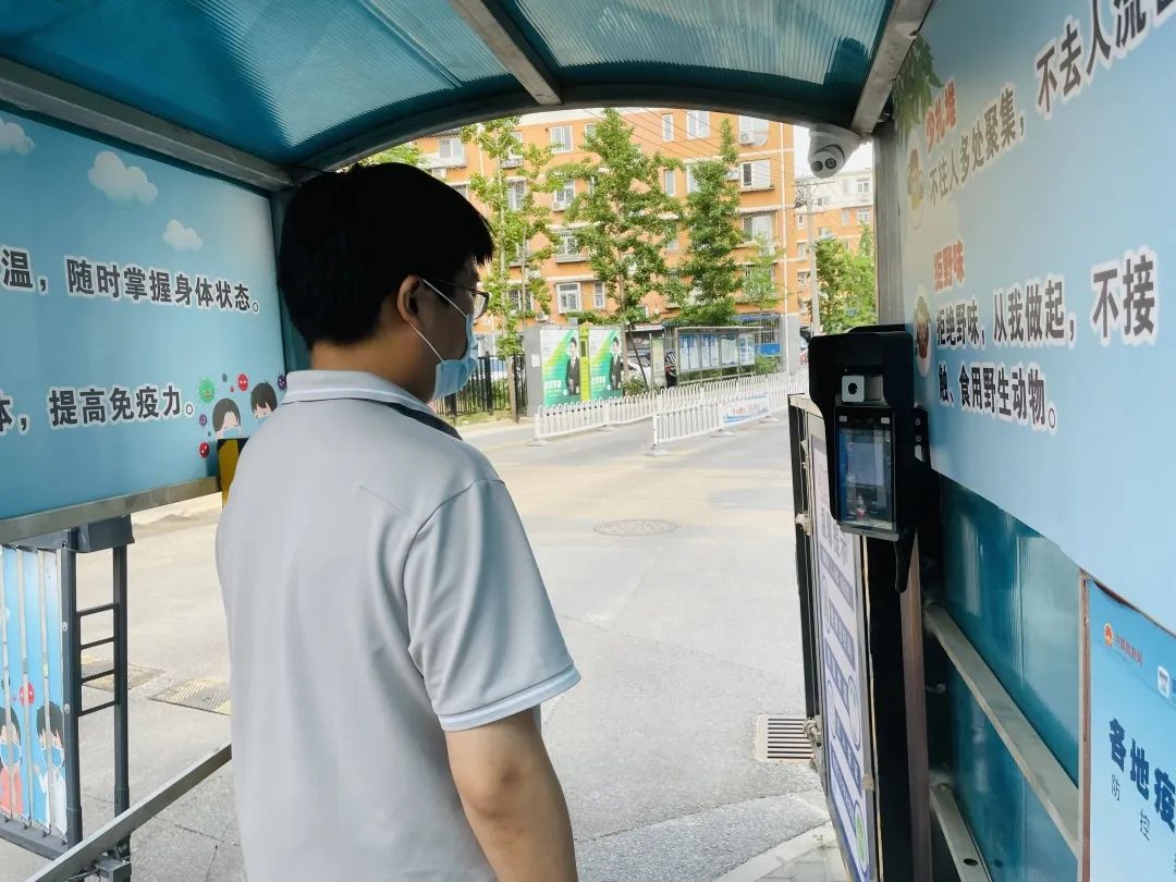 科技赋能，1秒查验！石景山智慧平安小区智能门禁连上了“健康宝”~