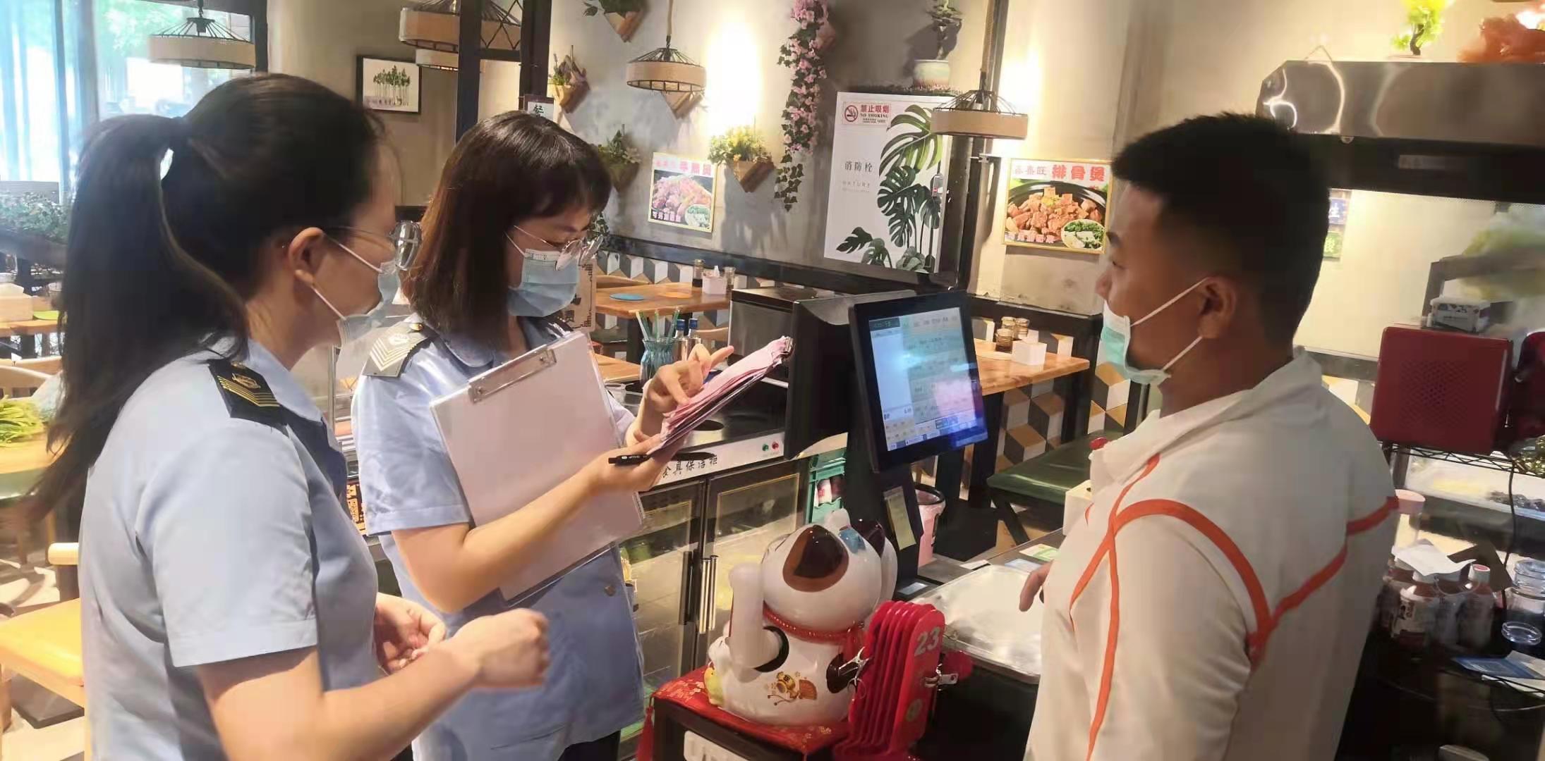 密云区市场监管局检查"华莱士炸鸡"门店 强化食品安全